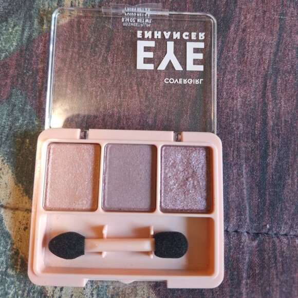 ✨ CoverGirl Eye Enhancers Trio – Sweet Plum (115) ✨ - Picture 1 of 2